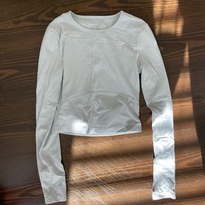 Aritzia TnAction long sleeve super soft tshirt